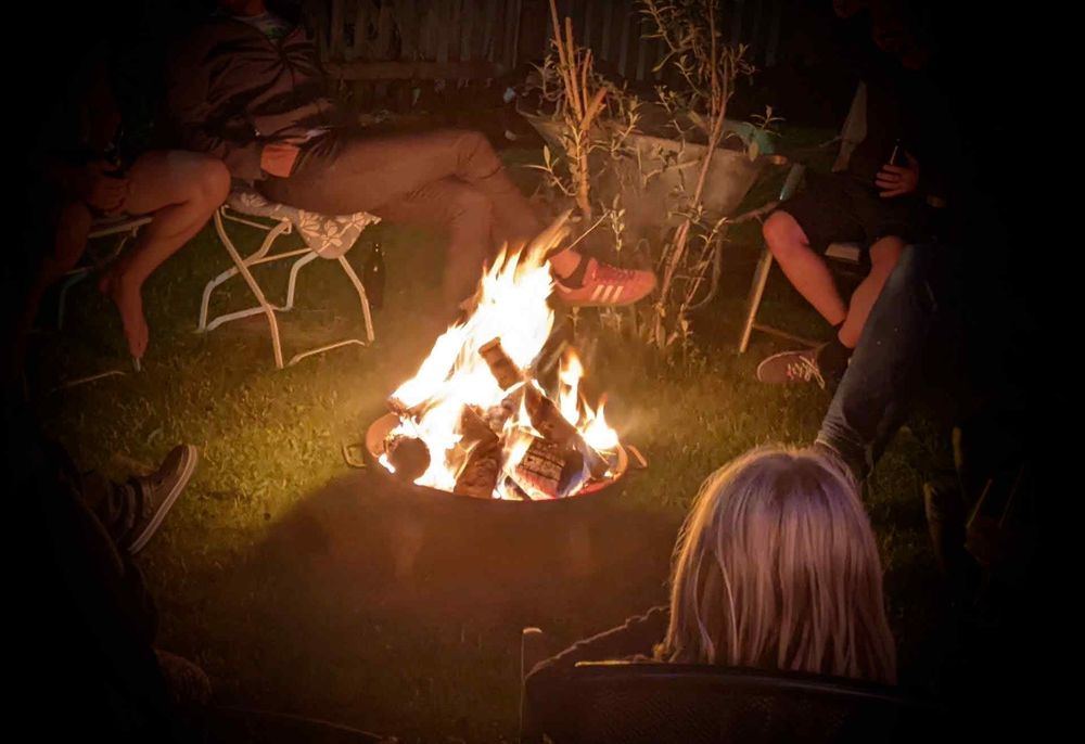 Feuerschale mit Freunden